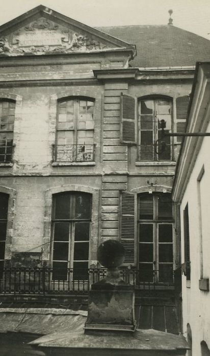 Hôtel dit de Choiseul : Façade sur cour, vue partielle