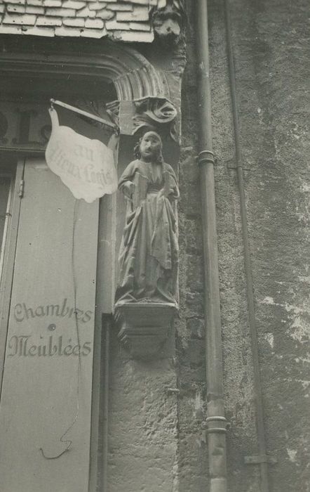 Maison : Rez-de-chaussée, façade sur rue, détail d’une console sculptée