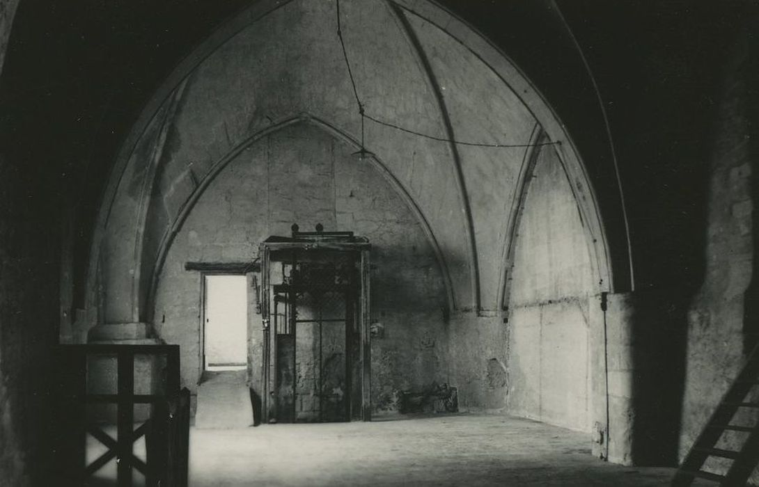 Ancienne église Sainte-Croix : Nef, vue partielle