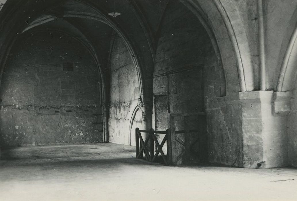 Ancienne église Sainte-Croix : Nef, vue partielle