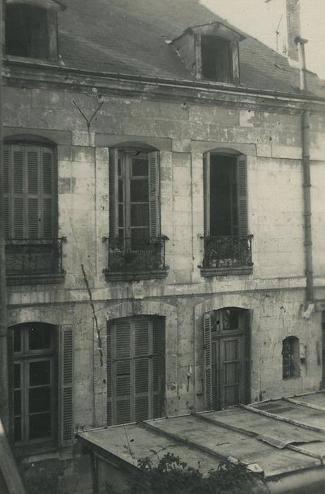 Maison : Façade sur cour, vue partielle