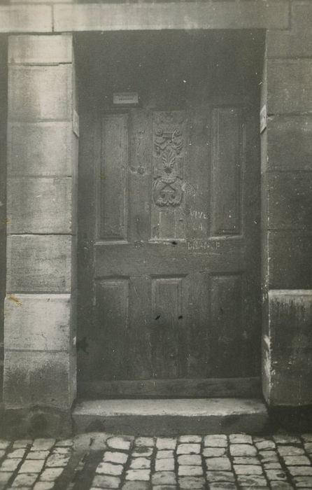 Maison : Porte d’accès sur rue, vue générale