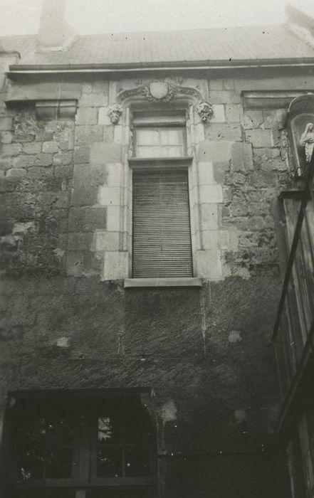 Maison située dans l'îlot Saint-Martin : Vue partielle de la façade