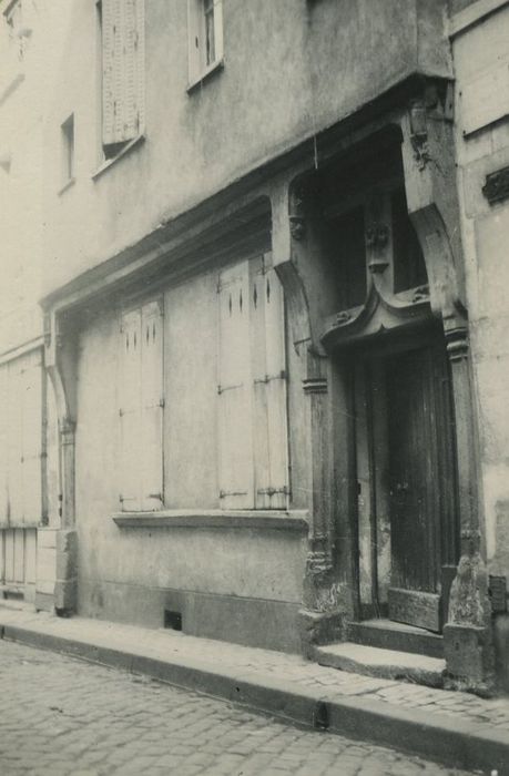 Maison : Façade sur rue, vue partielle