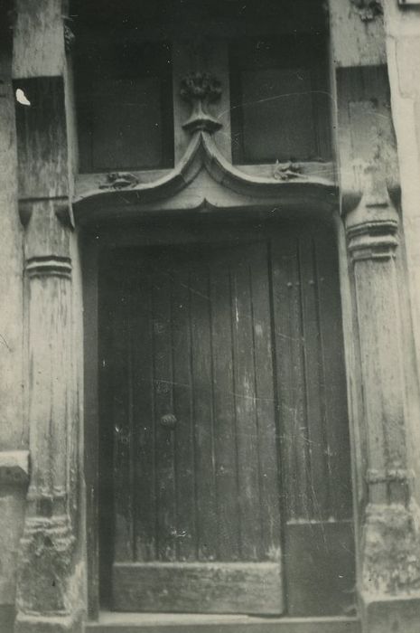 Maison : Porte d’accès sur rue, vue générale