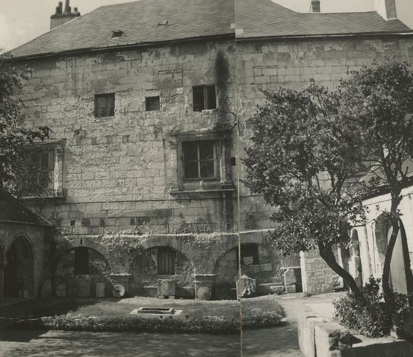 Maison : Façade sur cour, vue générale