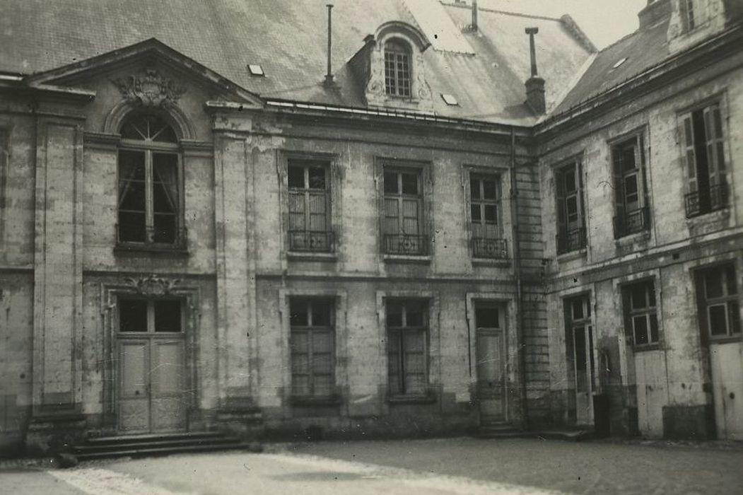 Hôtel Liébert-de-Nitray : Façade nord sur cour, vue partielle