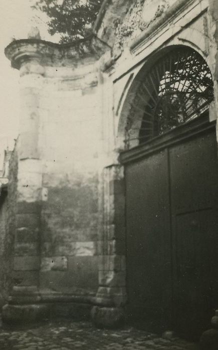 Ancienne maison canoniale : Portail d’accès à la cour, vue partielle