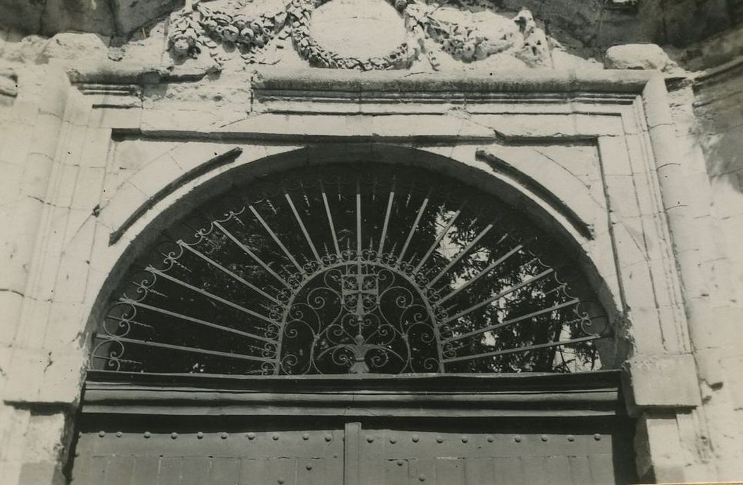 Ancienne maison canoniale : Portail d’accès à la cour, vue partielle