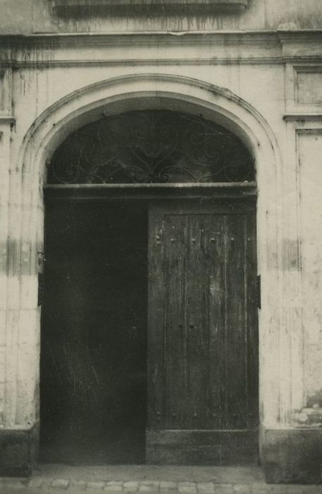 Hôtel : Porte d’accès sur rue, vue générale