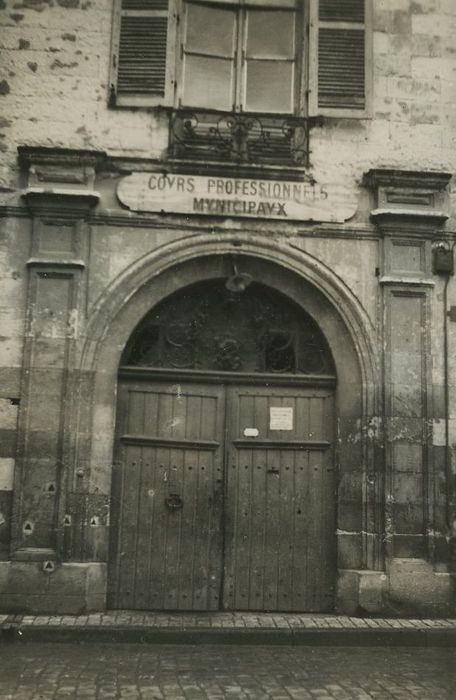 Hôtel : Porte d’accès sur rue, vue générale