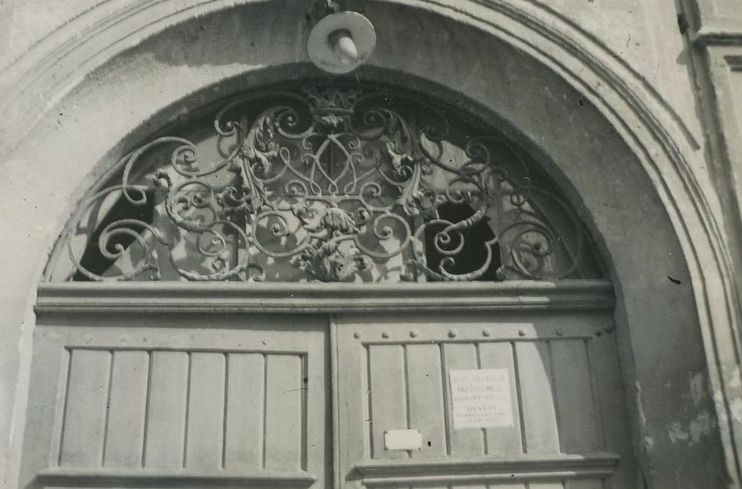 Hôtel : Porte d’accès sur rue, détail du tympan