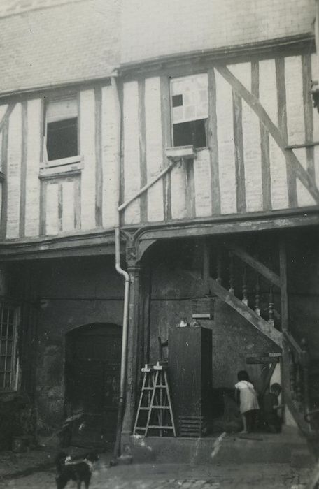 Ancienne maison canoniale de Saint-Pierre-le-Puellier : Façade sur cour, vue partielle