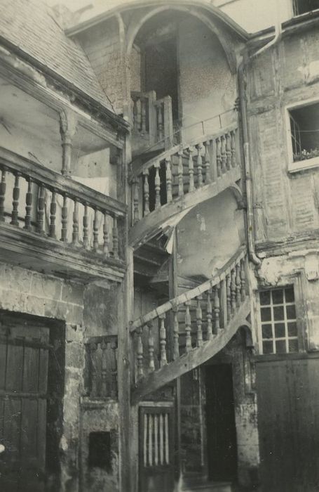 Maison, ou Hôtel Binet : Cour intérieure, escalier d’angle, vue générale