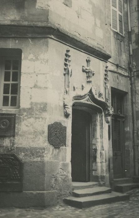 Maison, ou Hôtel Binet : Tourelle d’escalier, porte d’accès, vue générale