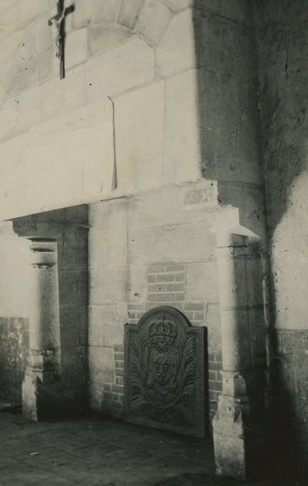 Maison, ou Hôtel Binet : Cheminée monumentale, vue générale