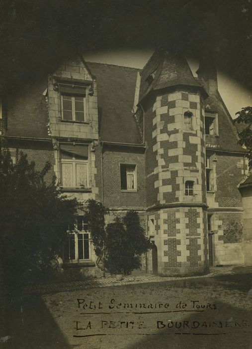 Petit Séminaire, ou la Petite Bourdaisière : Façade sur cour, vue partielle