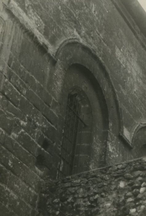 Ancienne église Saint-Pierre-le-Puellier : Détail d’une baie (façade latérale)