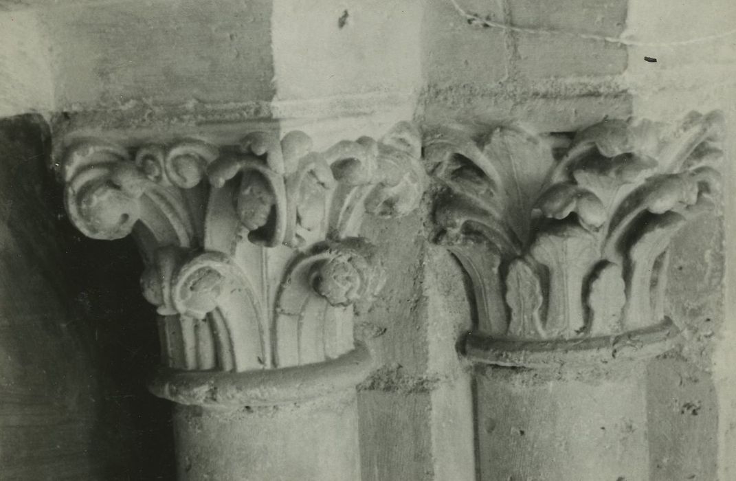 Ancienne église Saint-Pierre-le-Puellier : Détail des chapiteaux sculptés