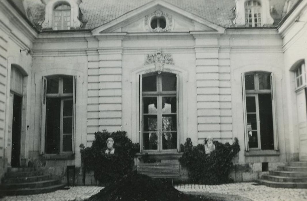 Maison de Pierre Meusnier : Façades sur cour, vue partielle