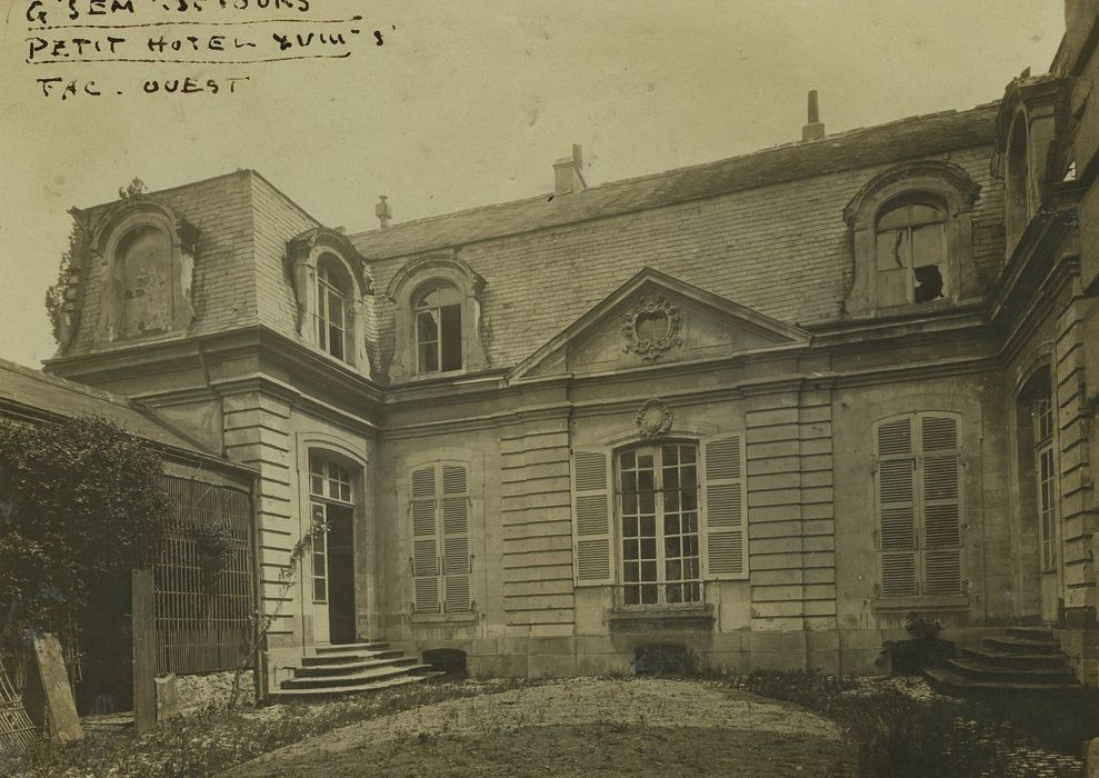 Ancienne maison canoniale de Saint-Gatien, dite du Curé de Tours : Cour intérieure, façade ouest, vue générale