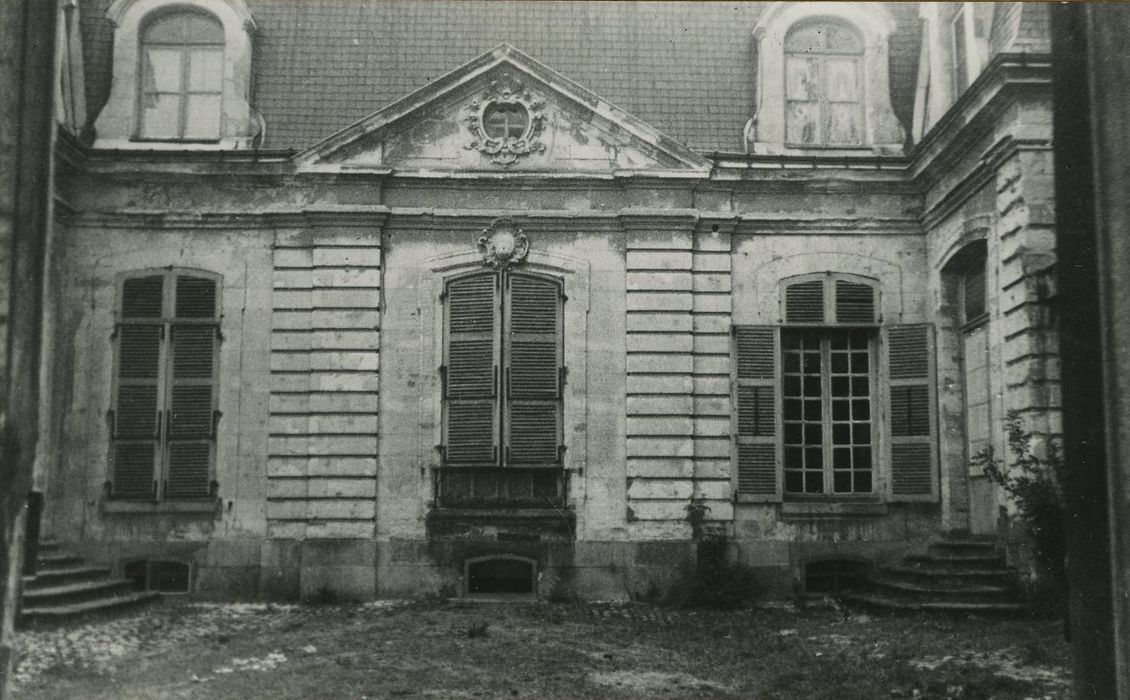 Ancienne maison canoniale de Saint-Gatien, dite du Curé de Tours : Cour intérieure, façade ouest, vue générale