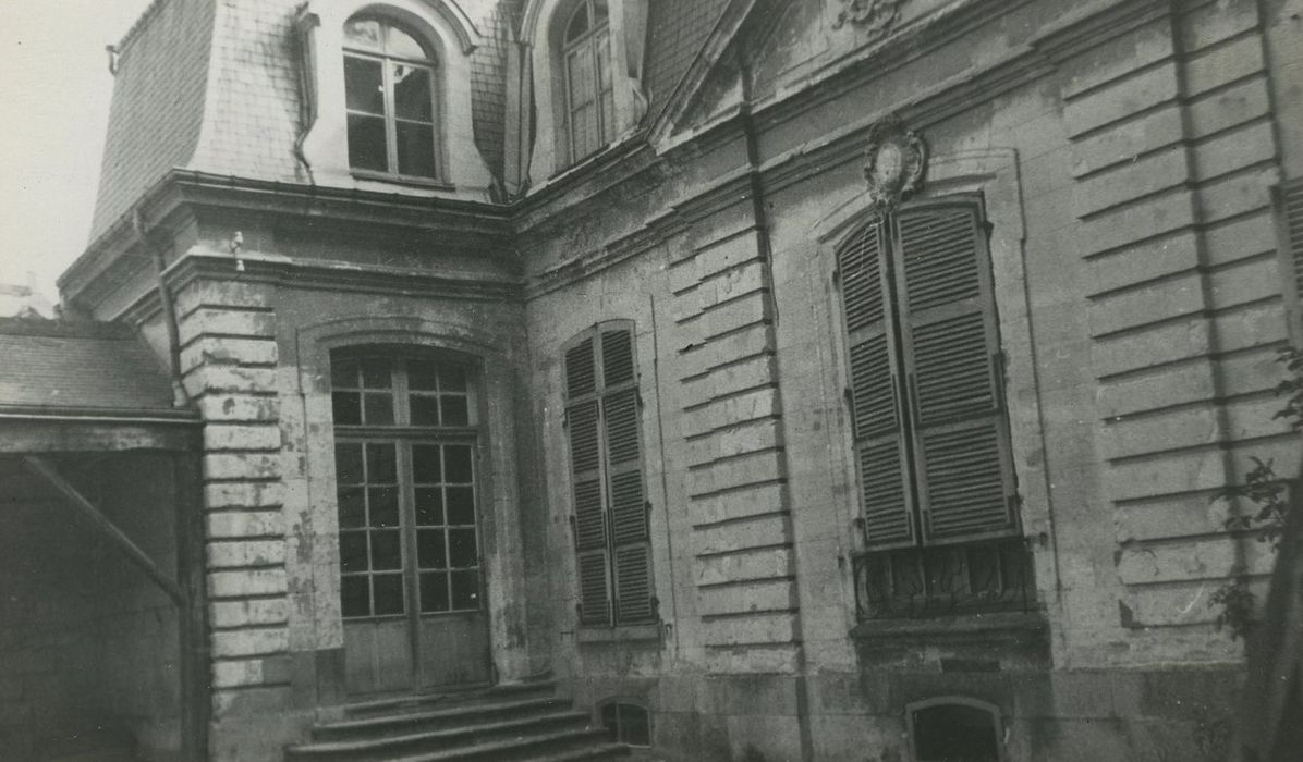 Ancienne maison canoniale de Saint-Gatien, dite du Curé de Tours : Cour intérieure, façade ouest, vue partielle