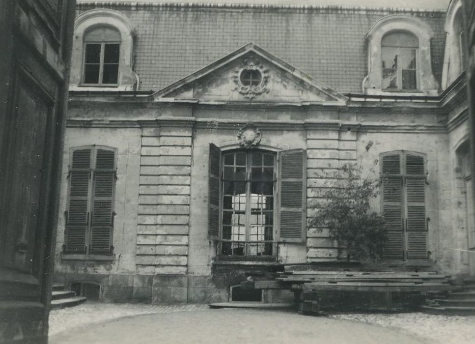 Ancienne maison canoniale de Saint-Gatien, dite du Curé de Tours : Cour intérieure, façade ouest, vue partielle