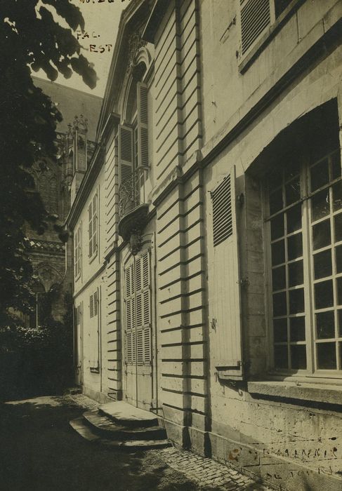 Ancienne maison canoniale de Saint-Gatien, dite du Curé de Tours : Façade est, vue partielle