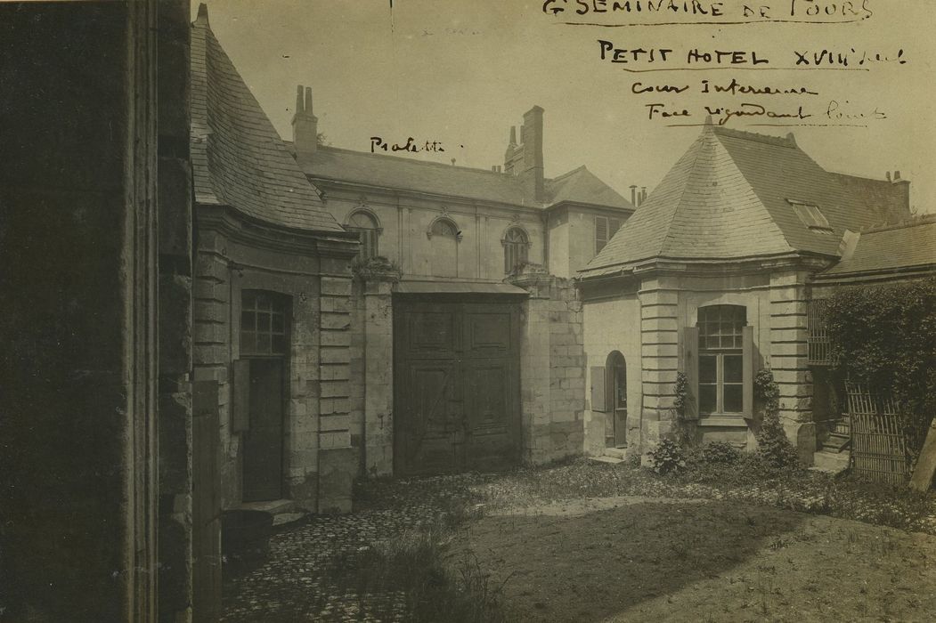 Ancienne maison canoniale de Saint-Gatien, dite du Curé de Tours : Cour intérieure, façade antérieure du portail d’accès, vue générale