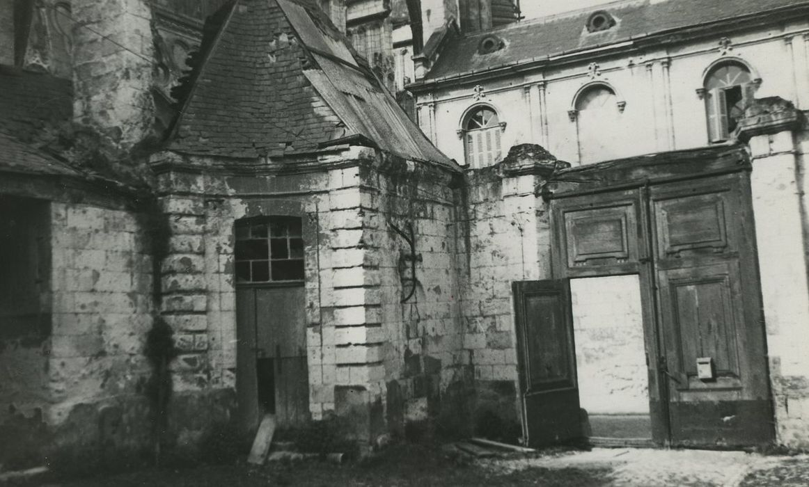 Ancienne maison canoniale de Saint-Gatien, dite du Curé de Tours : Cour intérieure, façade antérieure du portail d’accès, vue partielle