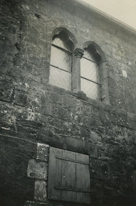 Ancienne maison canoniale de Saint-Martin : Façade sur rue, détail d’une baie au 1er étage