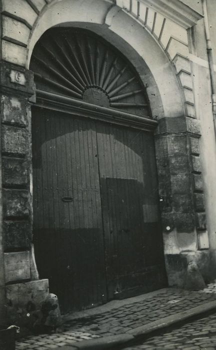 Ancienne maison canoniale de Saint-Martin : Portail d’accès sur rue, vue générale