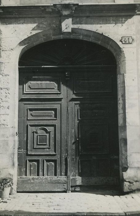 Hôtel : Portail d’accès sur cour, vue générale