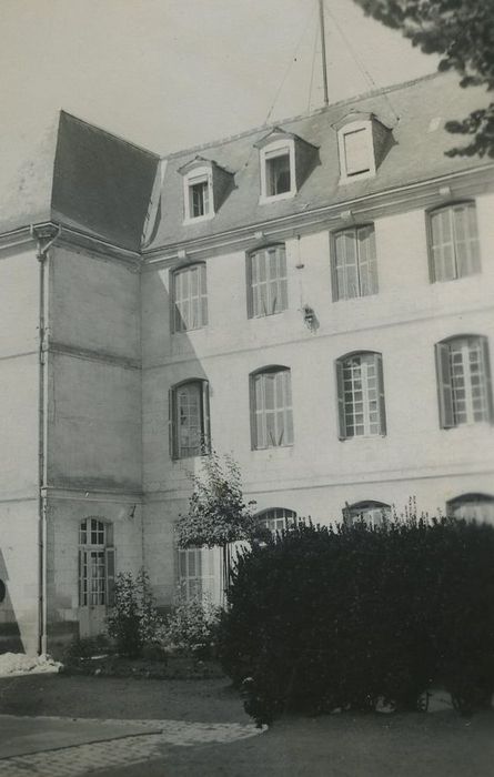 Hôtel : Façades sur jardin, vue partielle