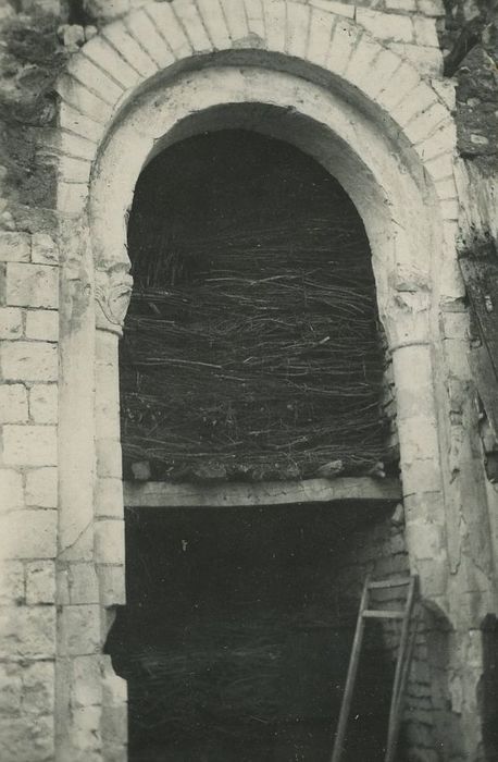 Ruines de l'église priorale Notre-Dame : Détail de la 3e arcade sud de la nef