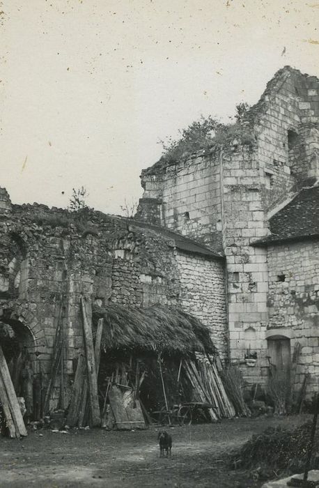 Ruines de l'église priorale Notre-Dame : Vue partielle du collatéral sud et du clocher