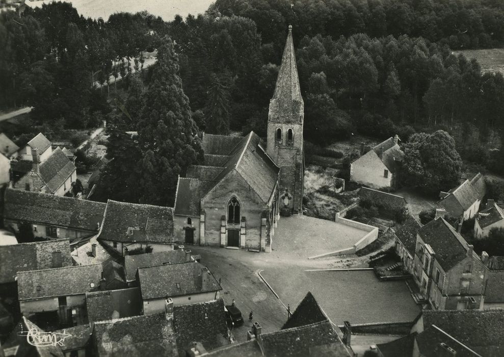 Eglise Saint-Antoine : Vue aérienne de l’église dans son environnement