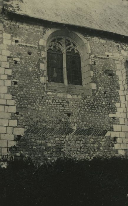 Eglise Saint-Antoine : Façade latérale, détail d’une baie