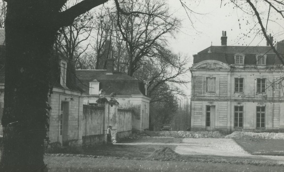 Château de Saint-Sénoch : Communs est, vue partielle