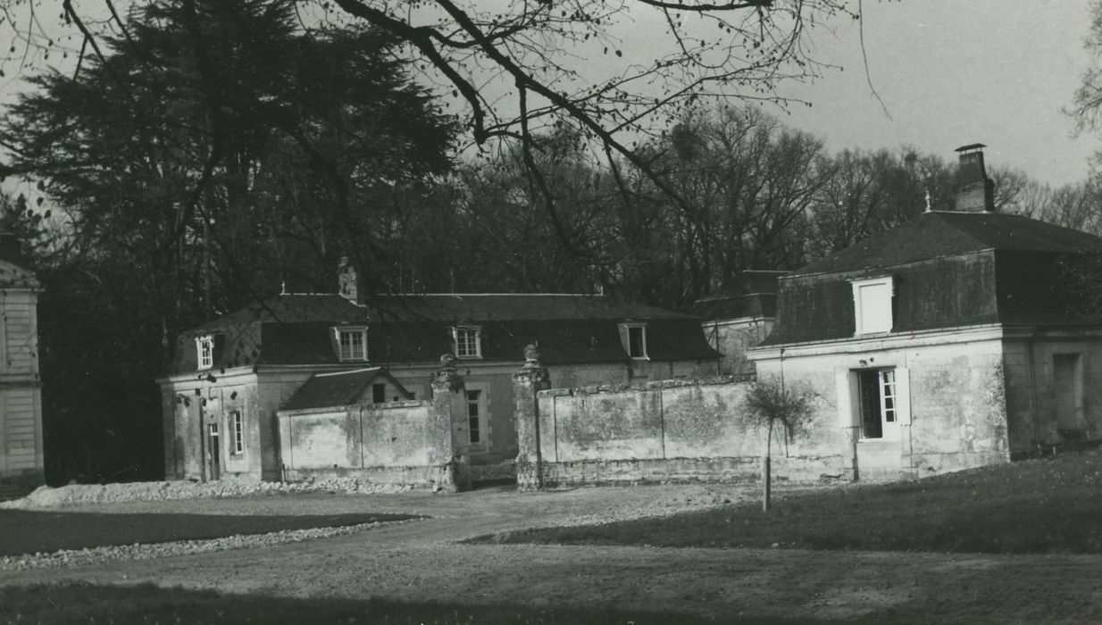 Château de Saint-Sénoch : Communs est, vue générale