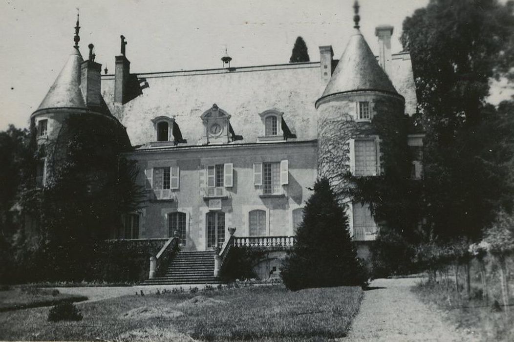 Château de Couzières : Façade est, vue générale