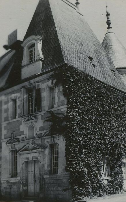 Château de Couzières : Pavillon sud, façades sud et ouest, vue générale