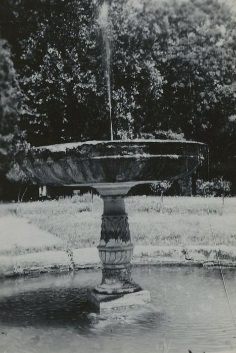 Château de Couzières : Parc, détail d’une fontaine