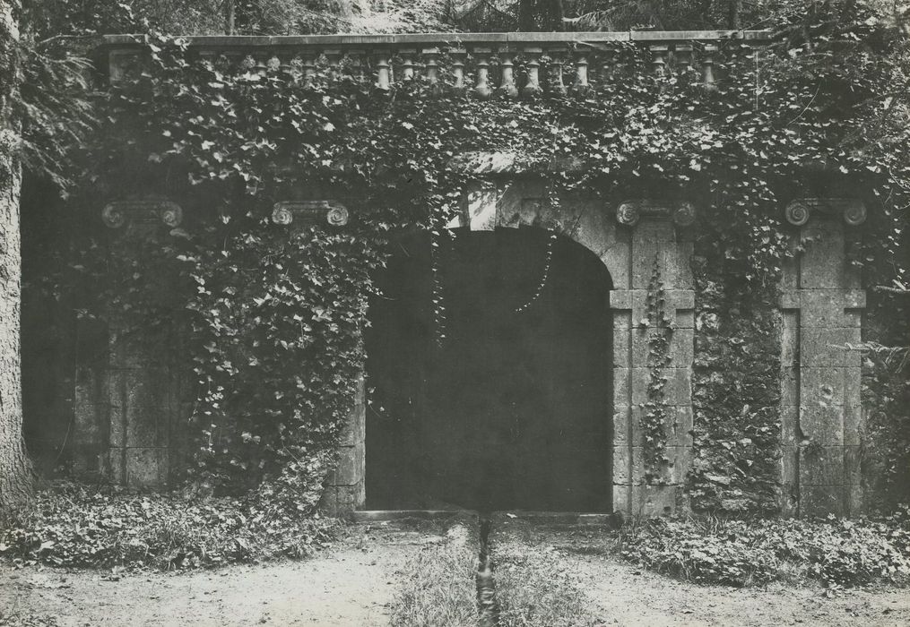 Château de Couzières : Bâtiment de la fontaine, vue générale