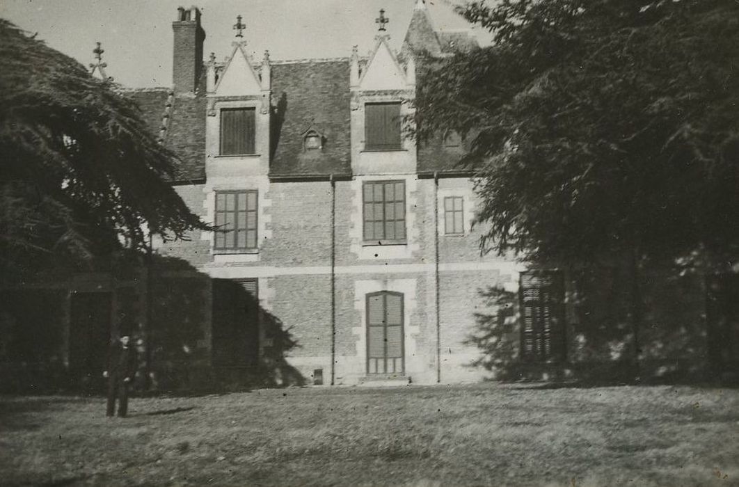 Château de Jallanges : Façade sud, vue partielle