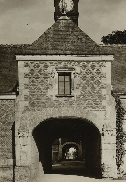 Château de Jallanges : Porche des communs, élévation est, vue générale