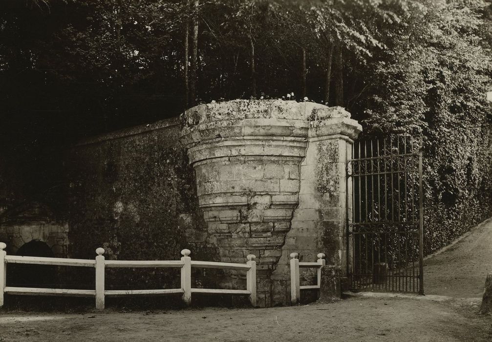 Château de Jallanges : Porte sud d’accès au parc, vue partielle