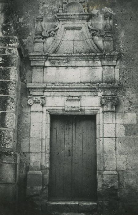 Eglise Saint-Vincent : Porte latérale, vue générale