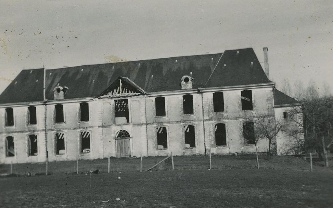 Abbaye de Gastines : Bâtiment des moines, façade ouest, vue générale